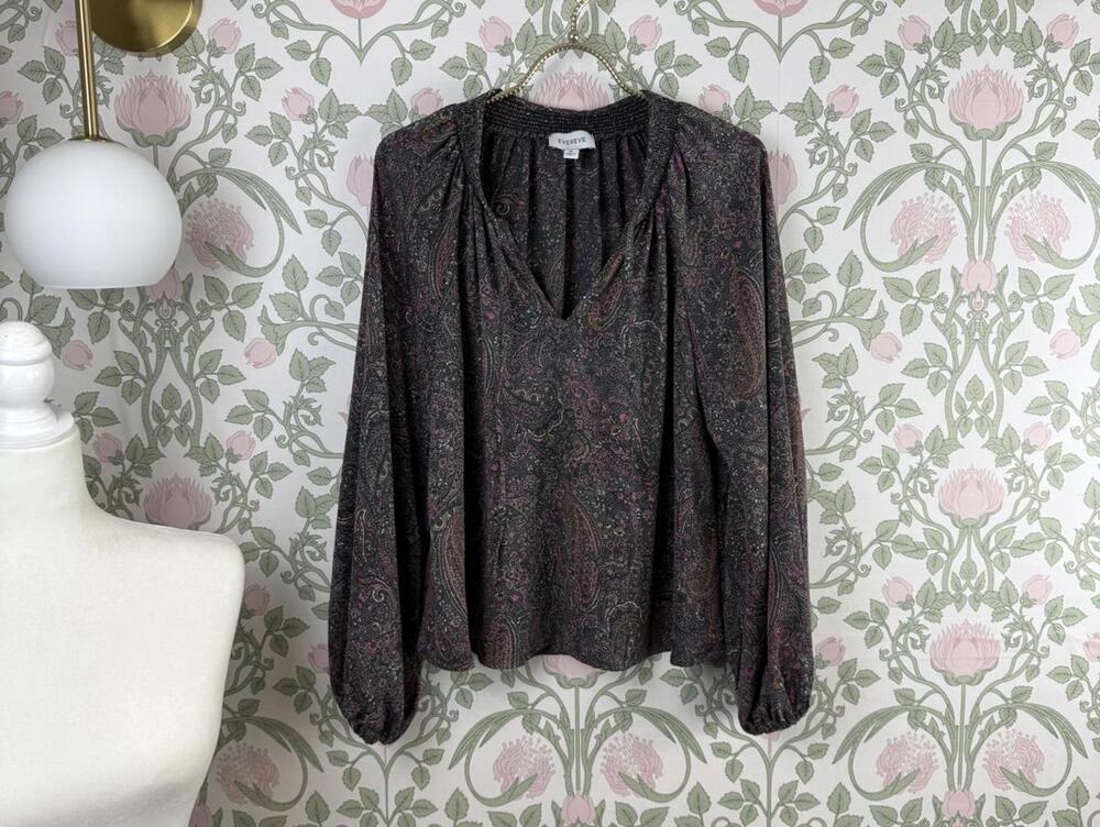 Evereve Paisley V-Neck Long Sleeve Blouse in Black and Pink